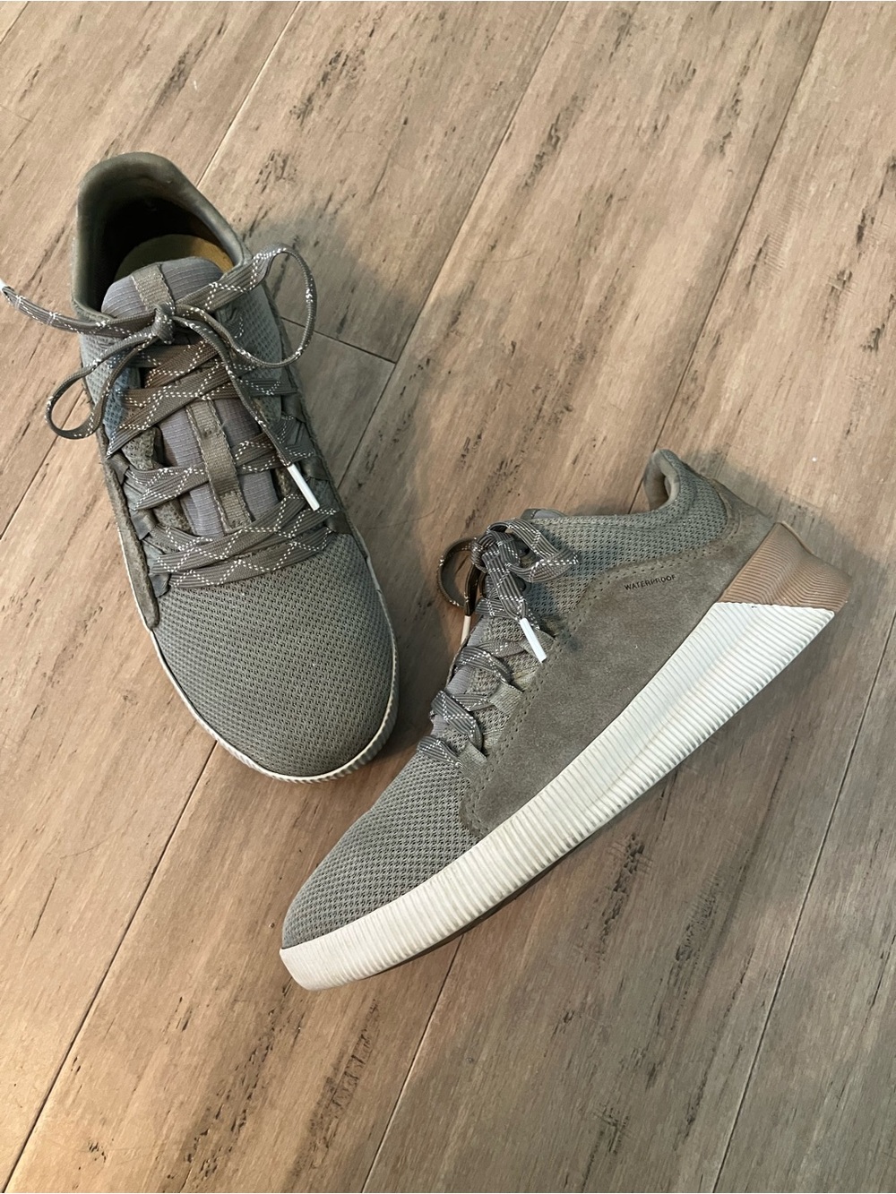 Sorel women khaki leather detail lace sneakers. Size 8